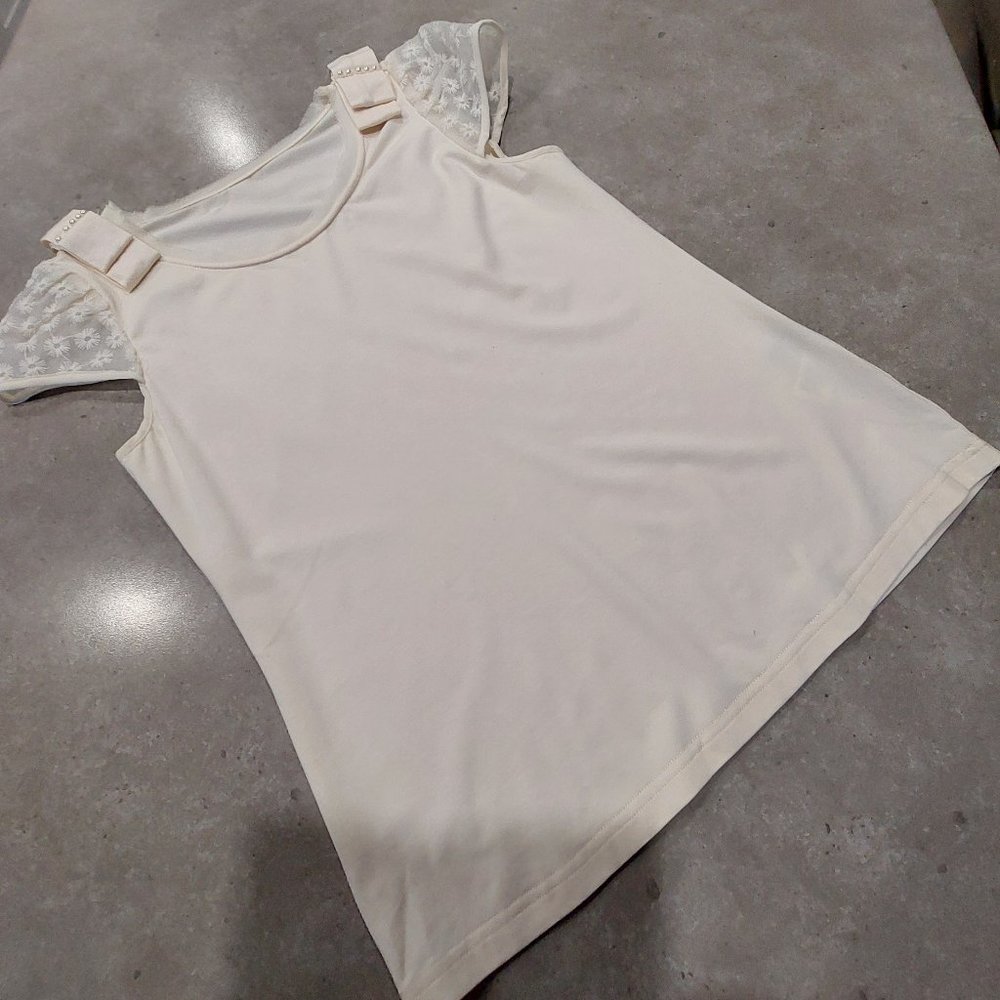 COLOUR Women's Ivory Stretch Blouse w/Lace Cap Sleeves Bow/Pearls - Size Small